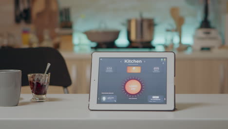 tableta con software inteligente colocado en la mesa en la cocina con nadie en