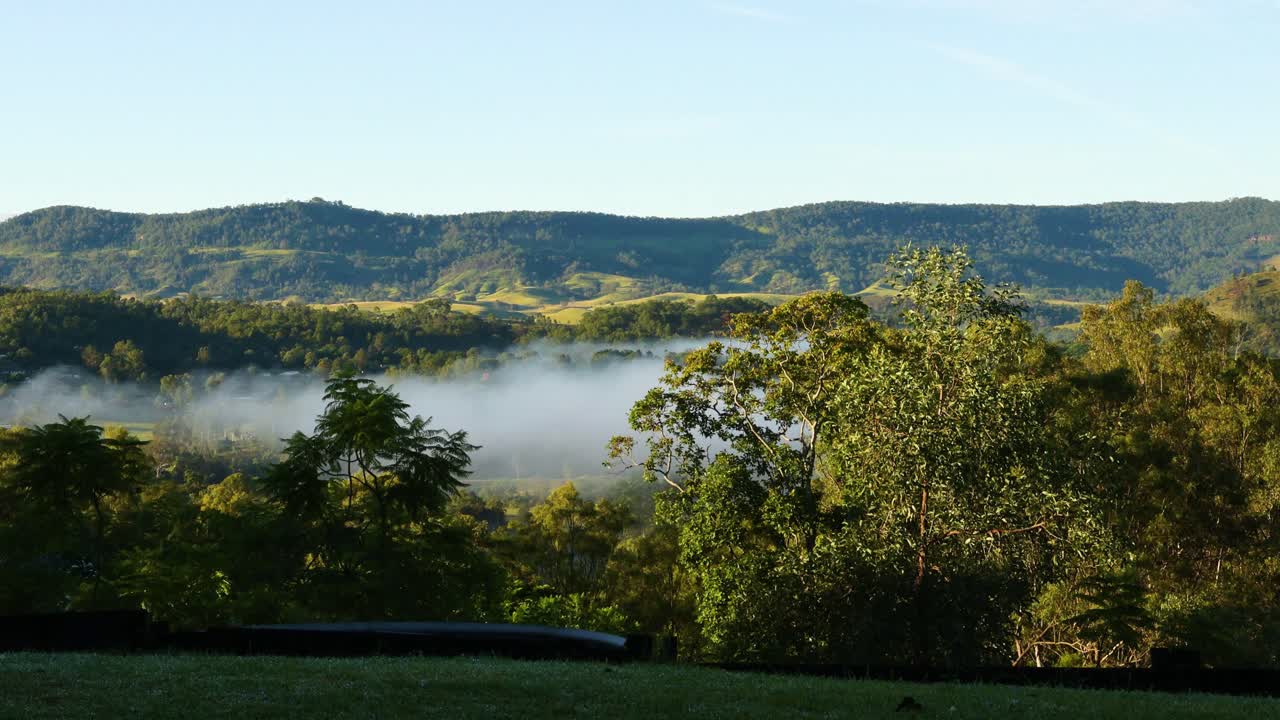 해가 뜨면서 산 위에 퍼지는 안개