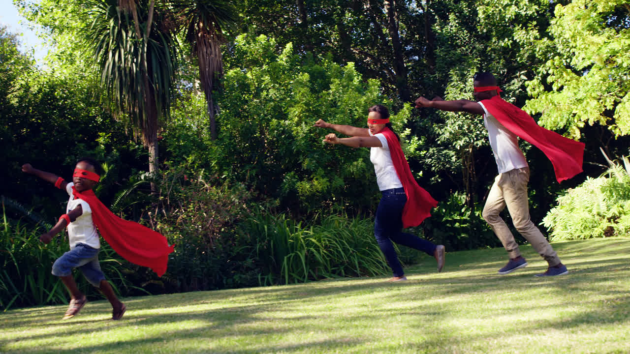 슈퍼히어로 의상을 입고 달리는 가족