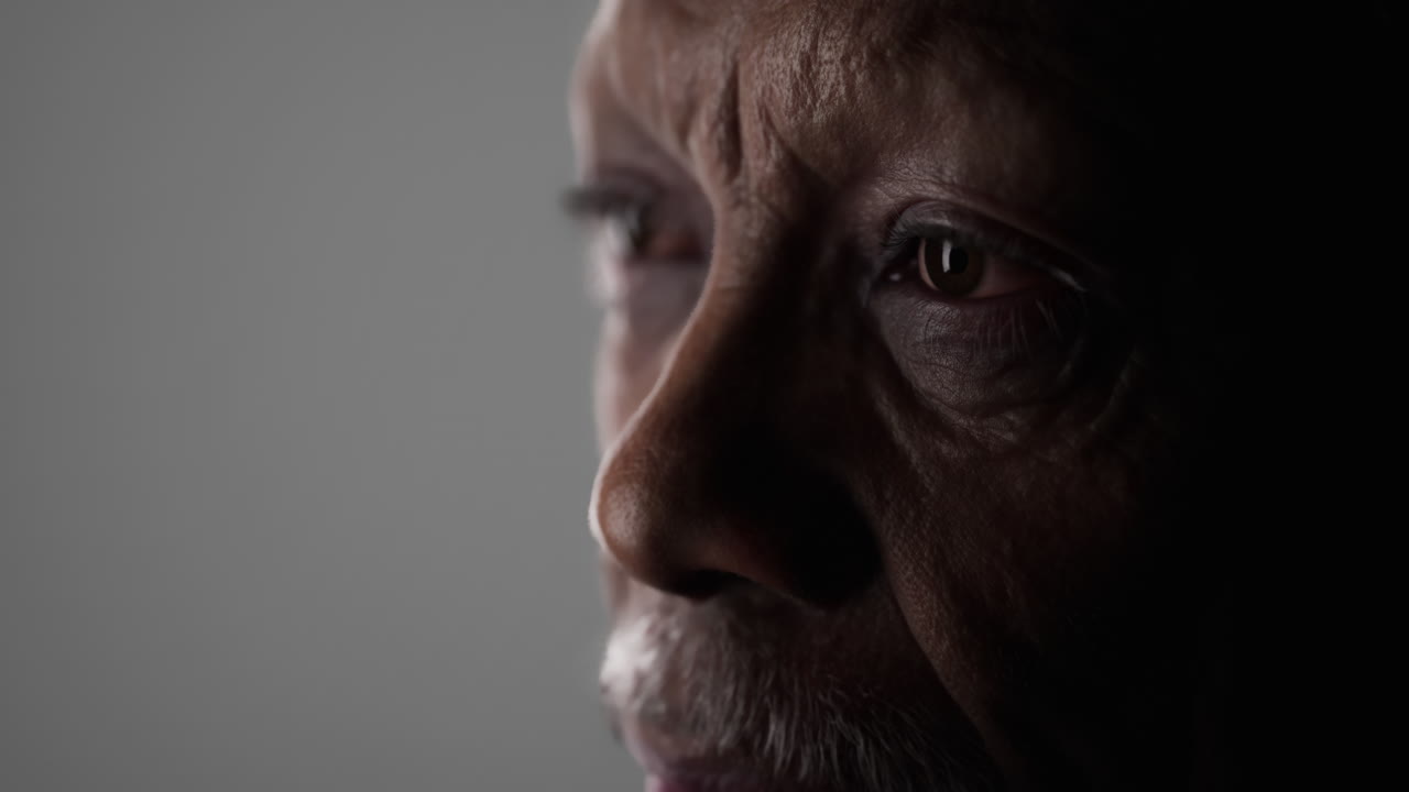 un hombre afroamericano muy viejo