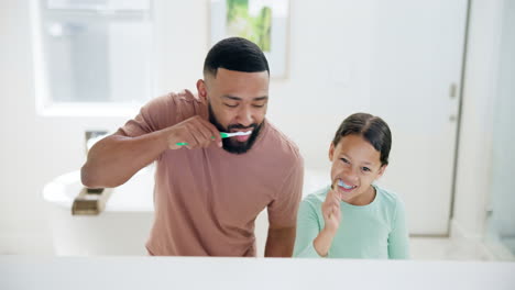 padre feliz, niño y cepillándose los dientes en el baño