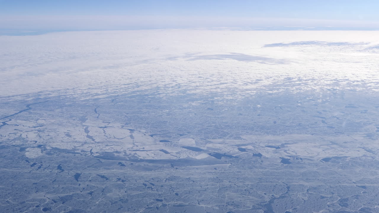 mar ártico congelado visto desde el avión volando, día soleado