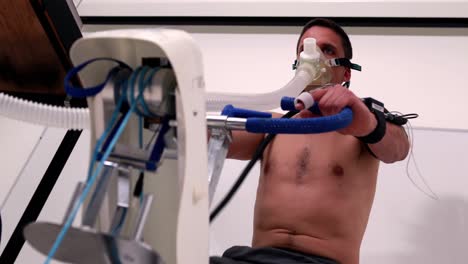 hombre en forma haciendo una prueba de estrés en una bicicleta de ejercicio