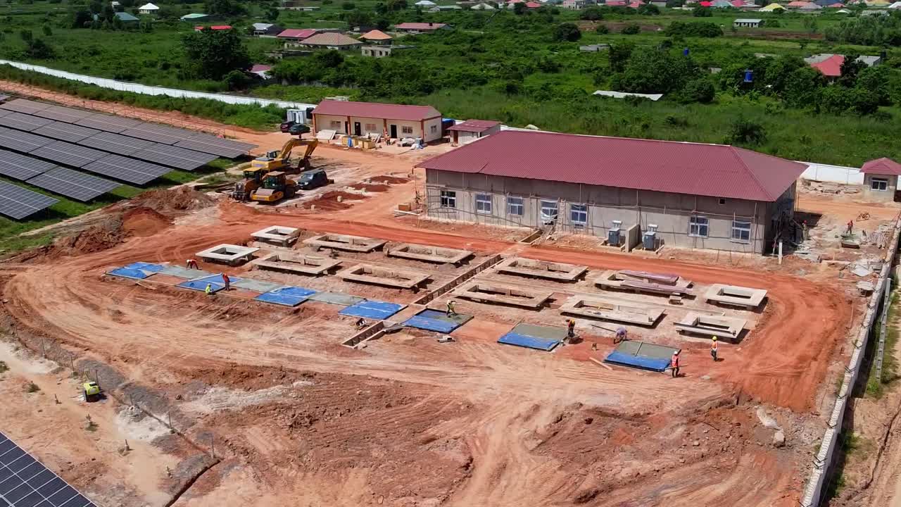 vista aérea de la construcción de carreteras de hormigón en una granja solar