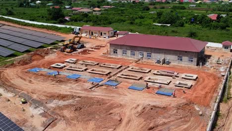 vista aérea de la construcción de carreteras de hormigón en una granja solar