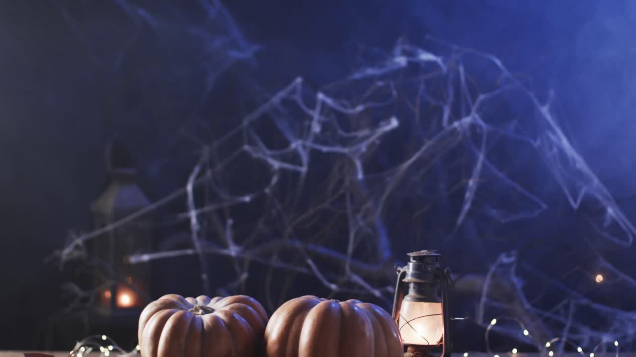 video de calabazas de halloween y linterna con espacio de copia en fondo púrpura