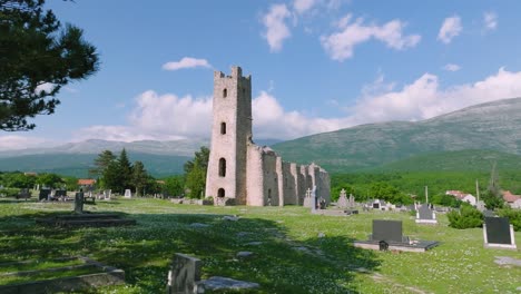 La-Famosa-Iglesia-Medieval-Y-El-Cementerio-Permanecen-En-Cetina,-Croacia,-Dolly-Hacia-Atrás