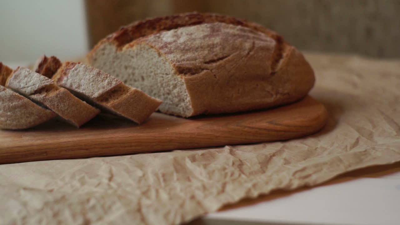 pan en rebanadas en una tabla de madera. rebanadas de pan casero en una tabla de cortar
