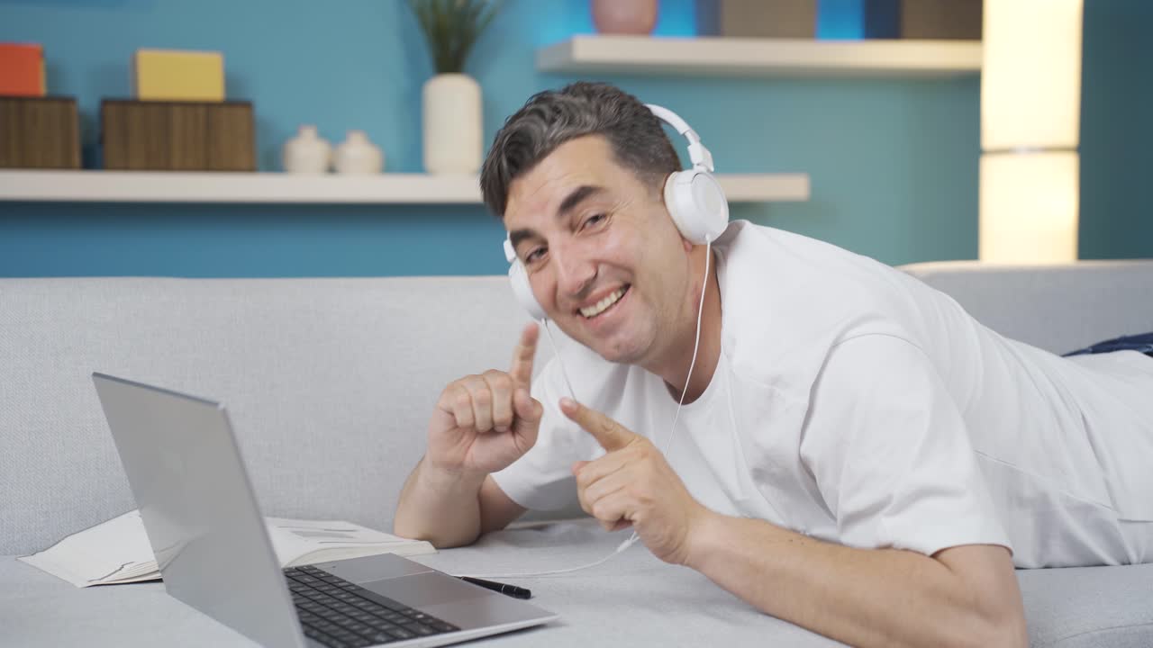 활기차고 활기찬 남자가 춤을 추고, 젊음을 느 ⁇ 니다.