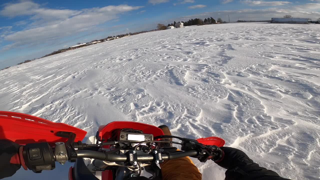 거친 단단한 눈을 타고 snowbike pov