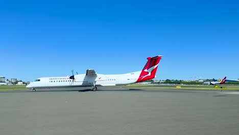 aviones en movimiento en la pista de aterrizaje en el aeropuerto de sydney