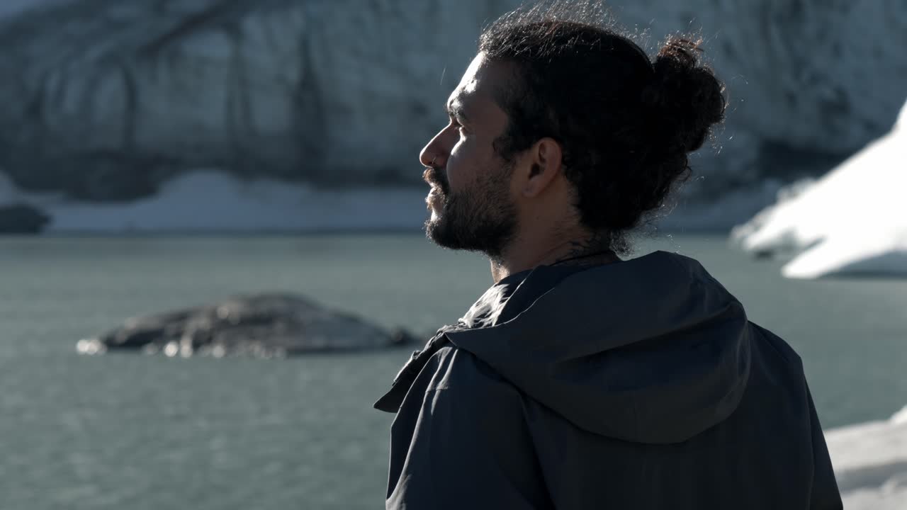 joven mirando hacia el glaciar ojo del albino en ushuaia, argentina