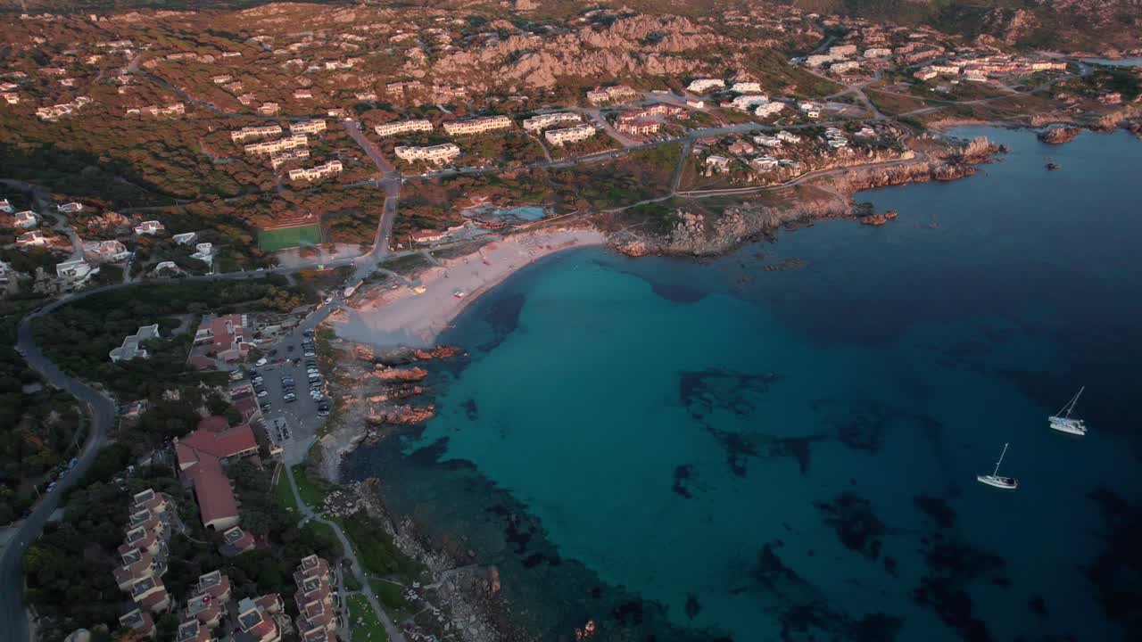 이탈리아 해안에 있는 멋진 파란 바다