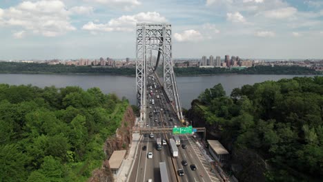 Cool-aerial-of-bridge-traffic-in-NYC,-Hudson-River,-4K