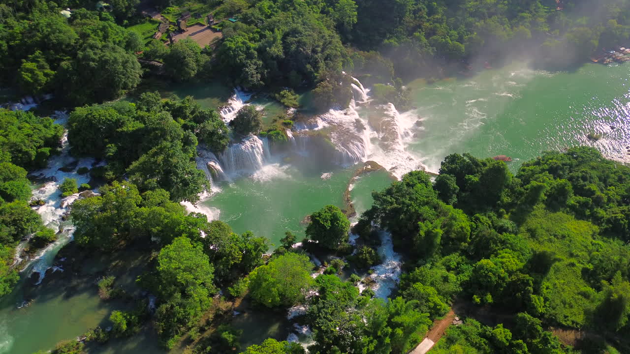 Splendide riprese con drone delle cascate Ban Gioc Detian, che mostrano più livelli di acqua a cascata circondate da una lussureggiante vegetazione tropicale e piscine turchesi a Cao Bang.