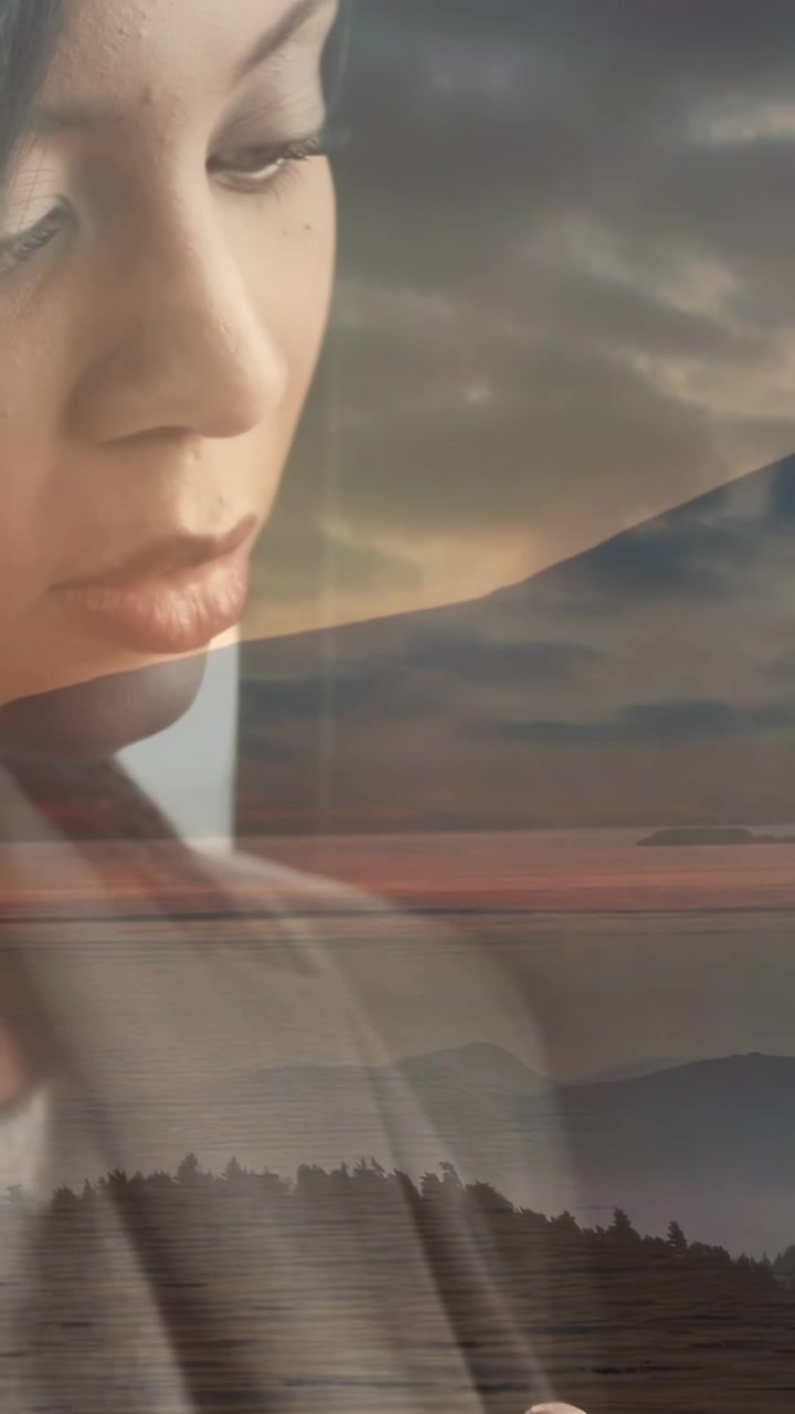 Video vertical: Mujer tocando el teléfono, el dedo izquierdo escribiendo mientras desliza, con tecnología de superposición de atardecer.