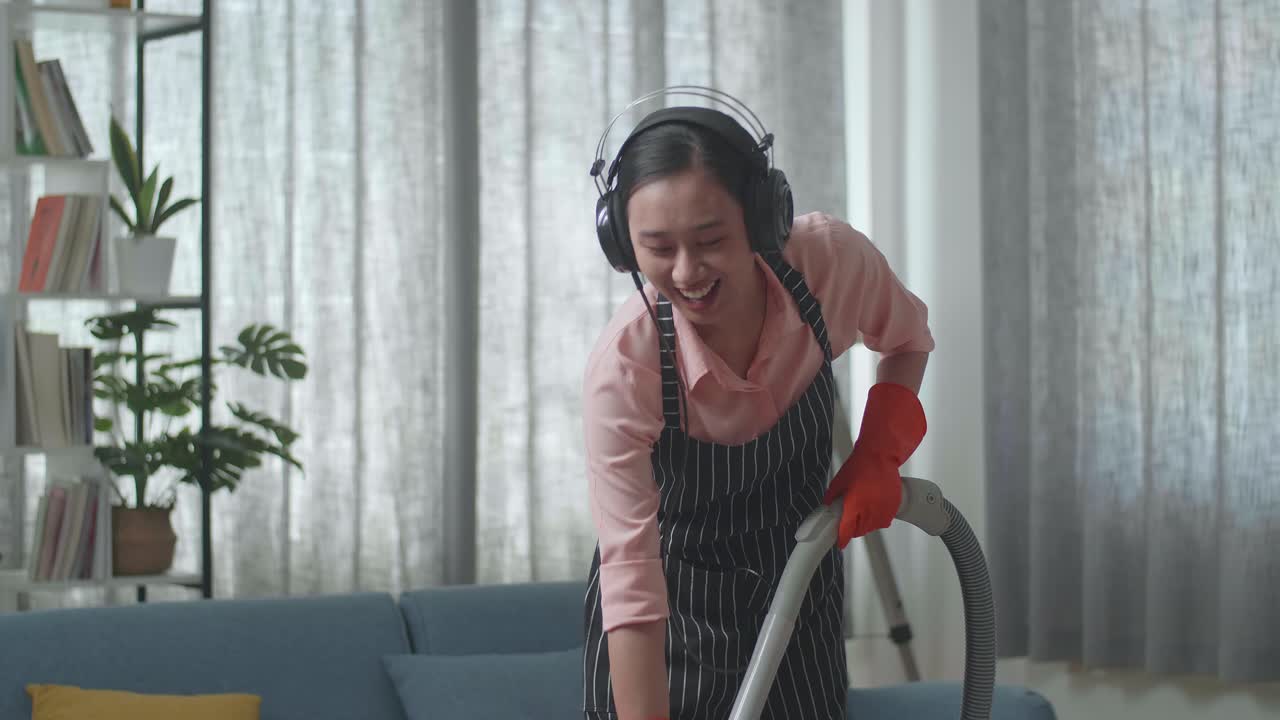 mujer limpiando mientras baila a la música
