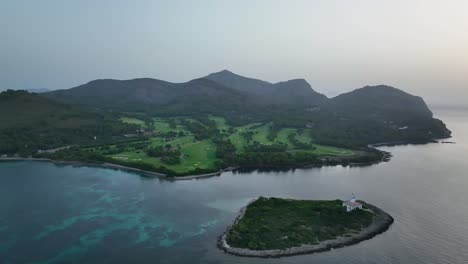 Wunderschöner-Golfplatz-Auf-Mallorca-Neben-Meer-Und-Leuchtturm-Auf-Einer-Kleinen-Insel