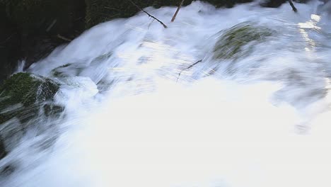 Weißes,-Rauhes-Wasser,-Das-Wie-Ein-Wasserfall-Die-Felsen-Hinunterläuft-Und-überall-Spritzt