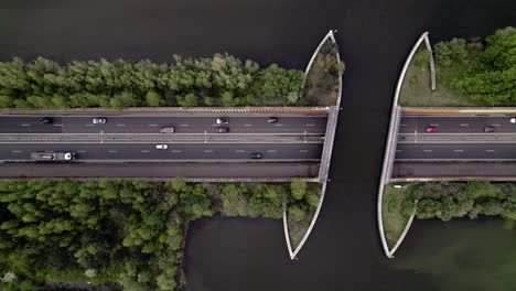 Vista-Aérea-Gráfica-De-Arriba-Hacia-Abajo-De-La-Autopista-Con-El-Tráfico-Que-Pasa-Por-Debajo-Del-Acueducto-De-Veluwemeer-Visto-Desde-Arriba