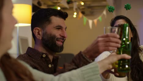 Grupo-De-Amigos-En-Casa-O-En-El-Bar-Disfrazados-Celebrando-La-Fiesta-Del-Día-De-San-Patricio-Bebiendo-Alcohol-Y-Animando-3