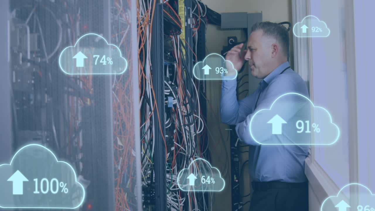 animación de nubes con números crecientes sobre hombre caucásico estresado de pie en los servidores