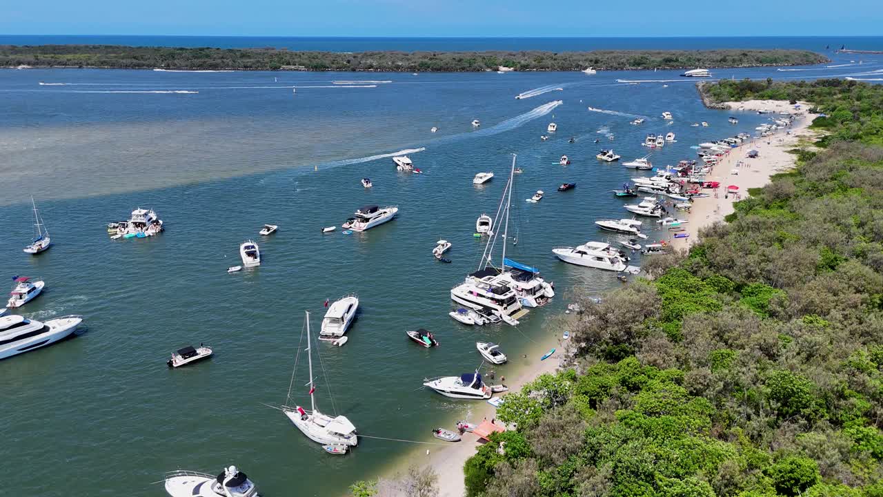 los barcos se reúnen para una celebración festiva en la playa.