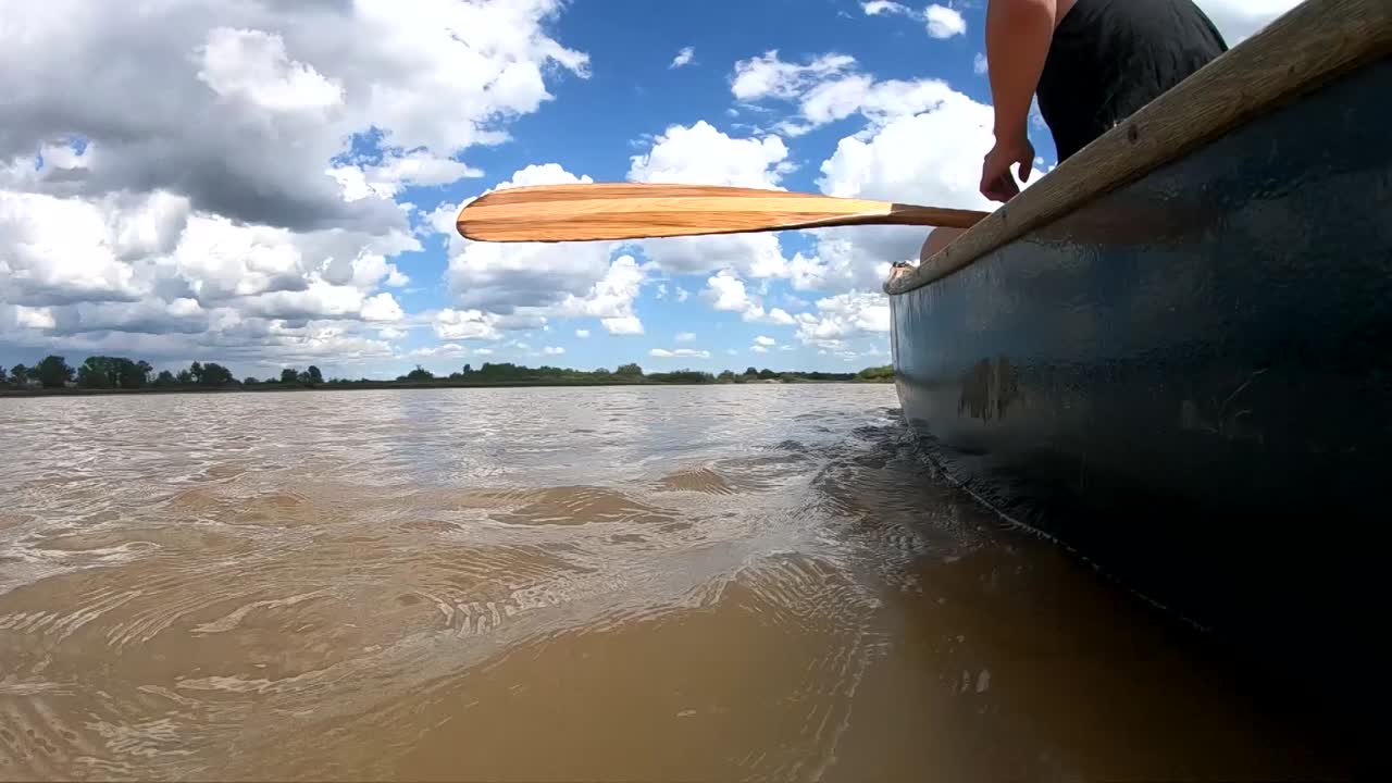 vista desde el medio de un río en alberta canada en un día soleado