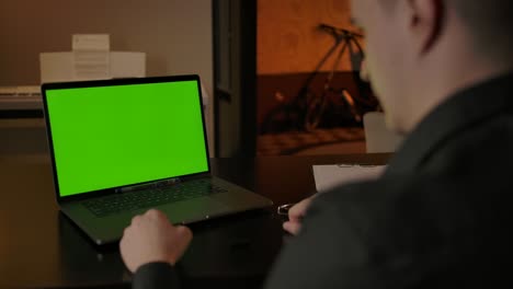 científico masculino tiene una conversación a través de una llamada en línea con colegas detrás de una computadora portátil