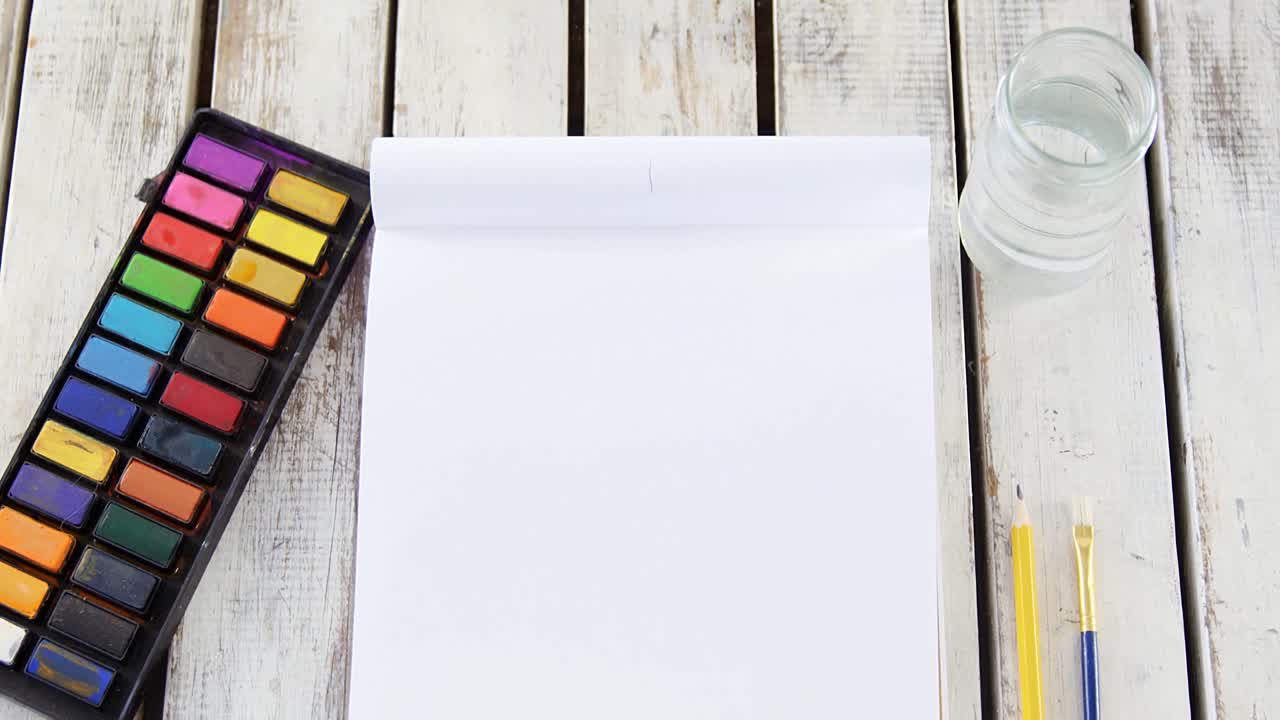 백색 캔버스 나무 테이블과 함께 수채화 페인트 및 페인트 브러쉬