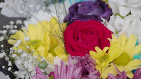 un ramo de flores de colores