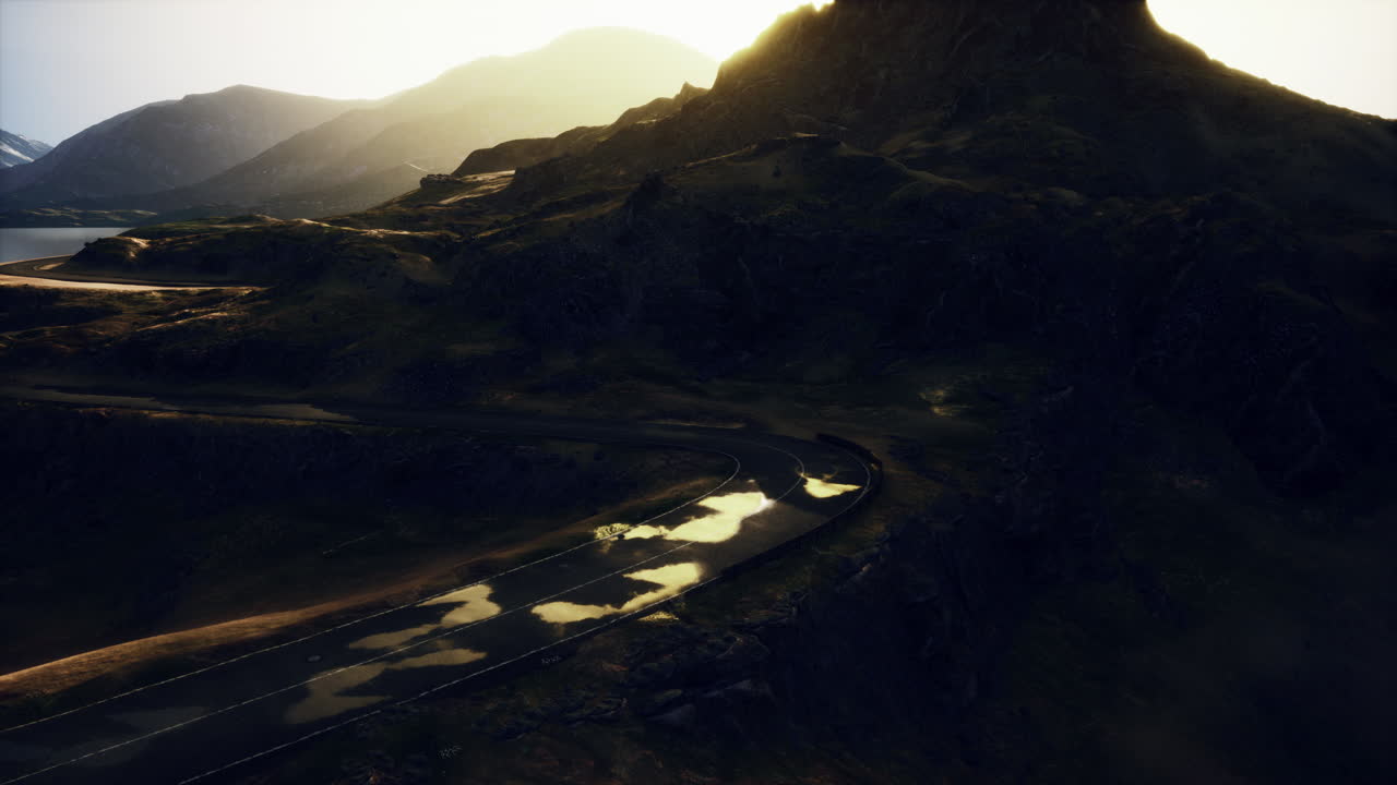 vista aérea de una sinuosa carretera de montaña al atardecer