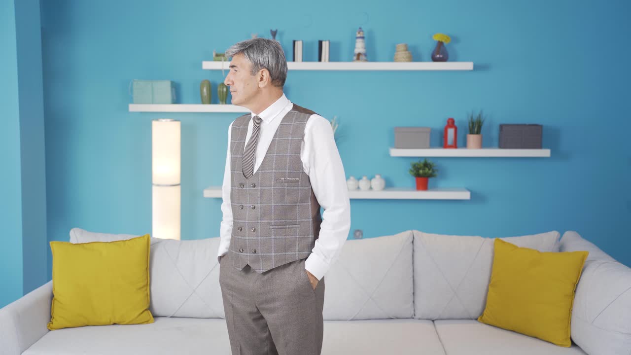 노인은 집에서 무기력하게 기다리고 있다. 아무도 오지 않고 그는 혼자 있다.