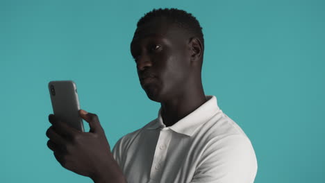 hombre afroamericano en el fondo azul.