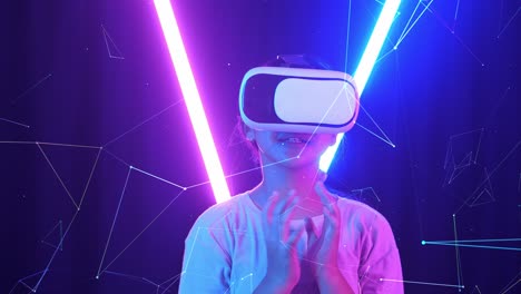 vr, futurista, concepto de entretenimiento. joven asiática emocionada usando auriculares de realidad virtual y sentirse aterrador con luz de neón en el fondo