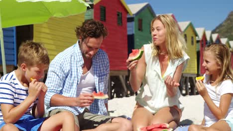 familie isst obst am strand