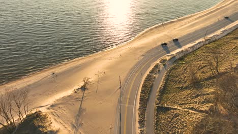 Vía-Aérea-A-La-Calle-De-La-Playa-En-Una-Inclinación.