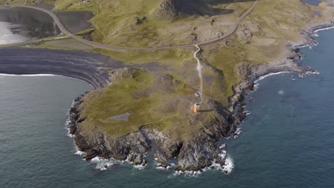 toma aérea inclinada hacia arriba de hvalnes y eystrahorn