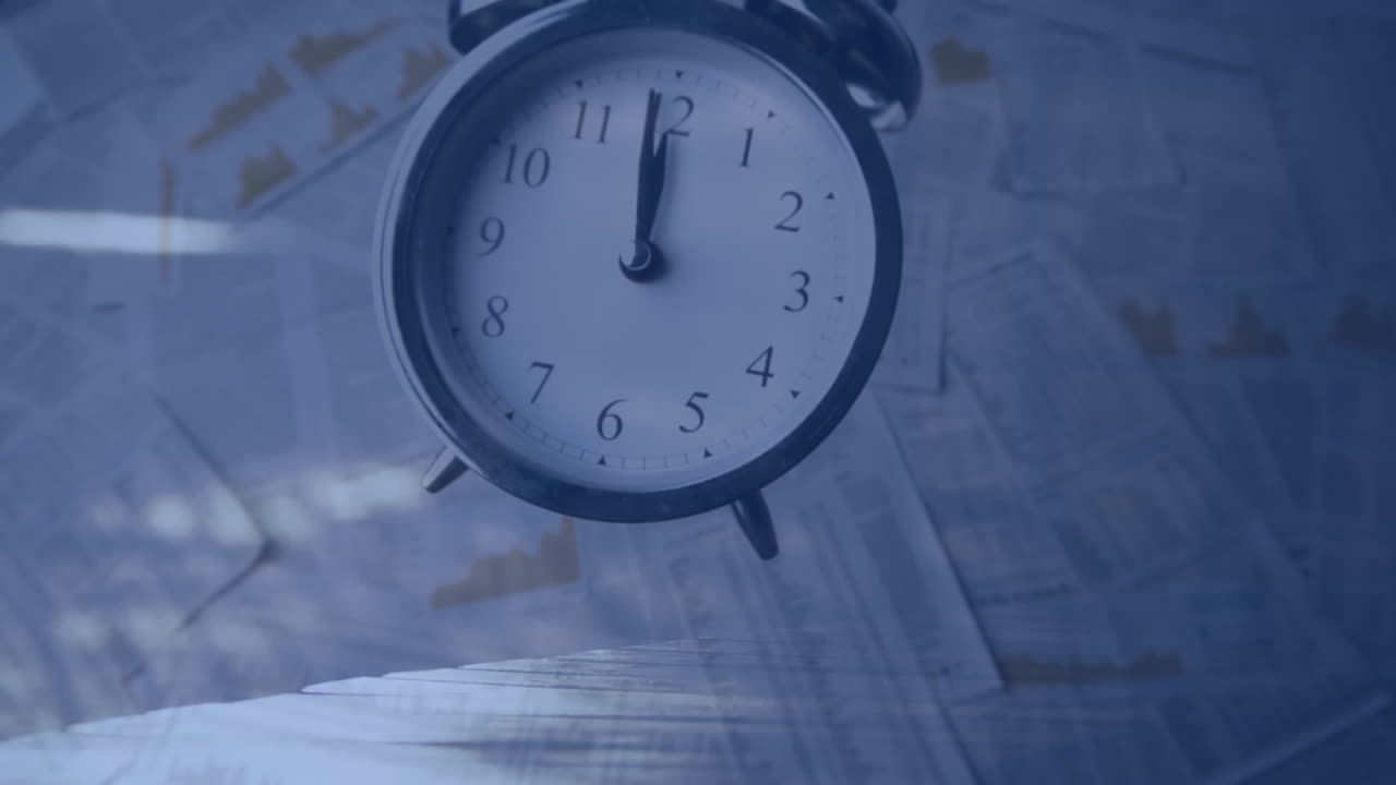 animación del reloj despertador sobre las personas que caminan por la calle