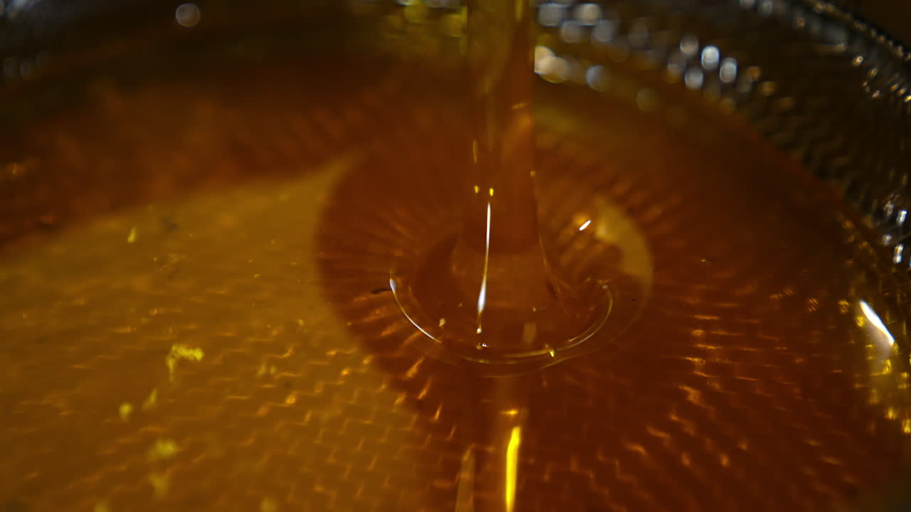 Il miele versato in una ciotola