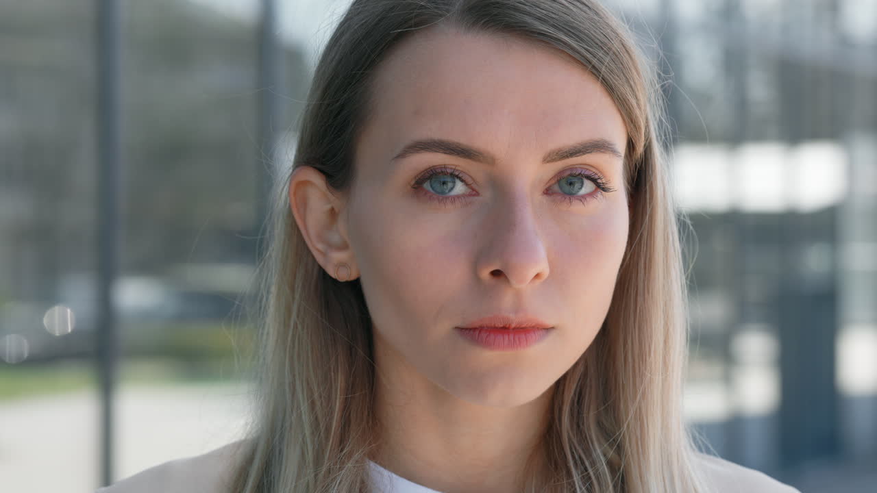 Primo piano di giovane donna bionda che guarda la camera