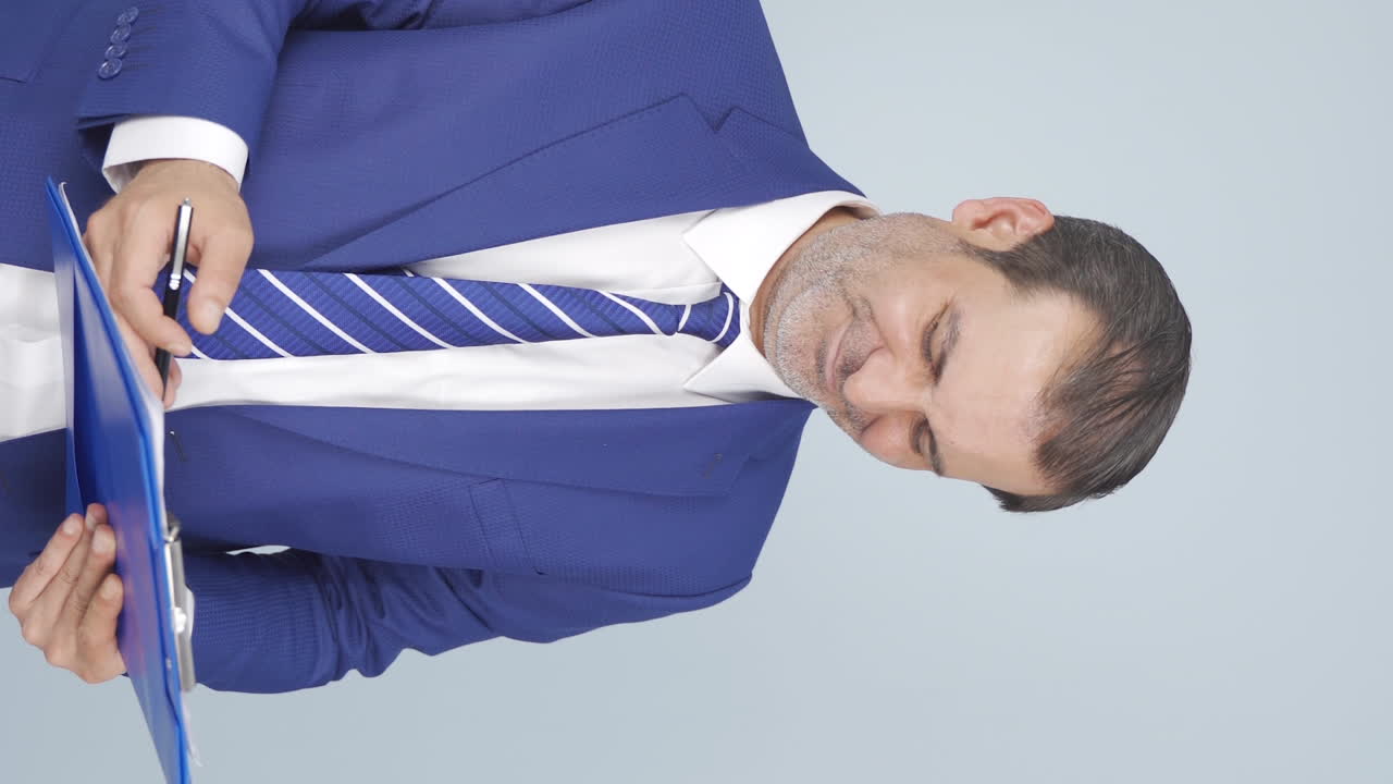 피곤한 사업가의 수직 비디오.