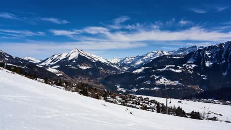 Vista-Panorámica-De-Lapso-De-Tiempo-Sobre-La-Estación-De-Esquí-Cubierta-De-Nieve-De-Leysin-En-Suiza