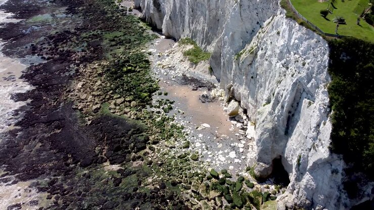 Riprese drone 4K delle bianche scogliere vicino a Dover