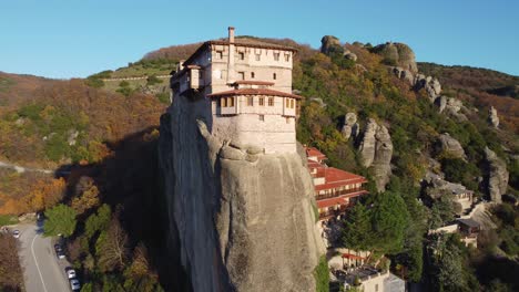 4K-Meteora-Kloster-Von-Rousanou,-Langsamer-Schwenk-Nach-Rechts