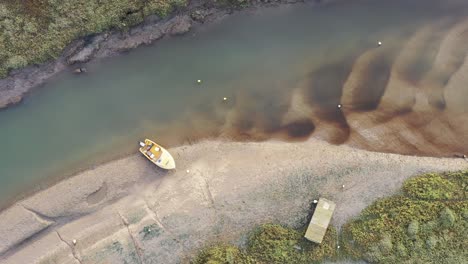 imágenes aéreas de arriba hacia abajo descendiendo lentamente sobre un estuario