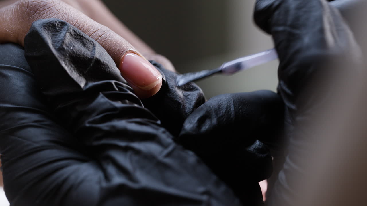 наносить лак для ногтей