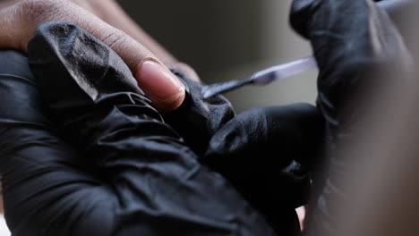 la aplicación de esmalte de uñas