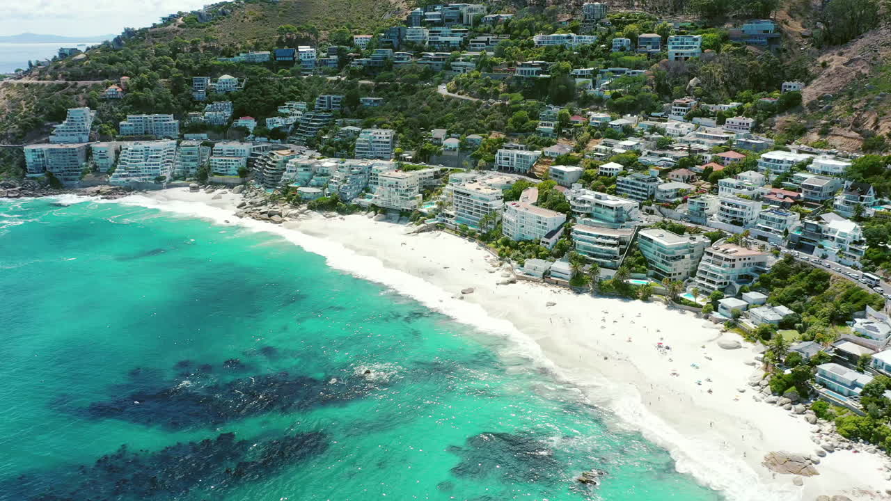 해변 에 있는 도시 의 공중 에서 볼 수 있는 모습