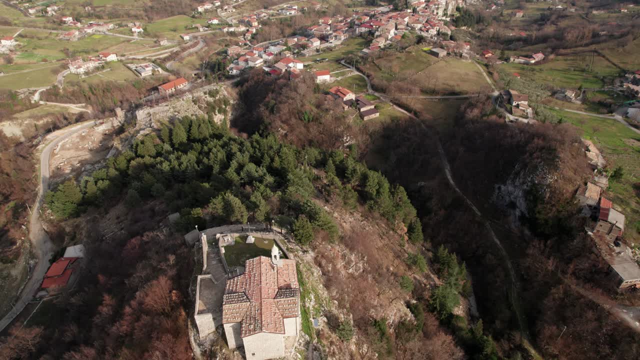 vista aérea hacia adelante un magnífico valle en el monte sagrado
